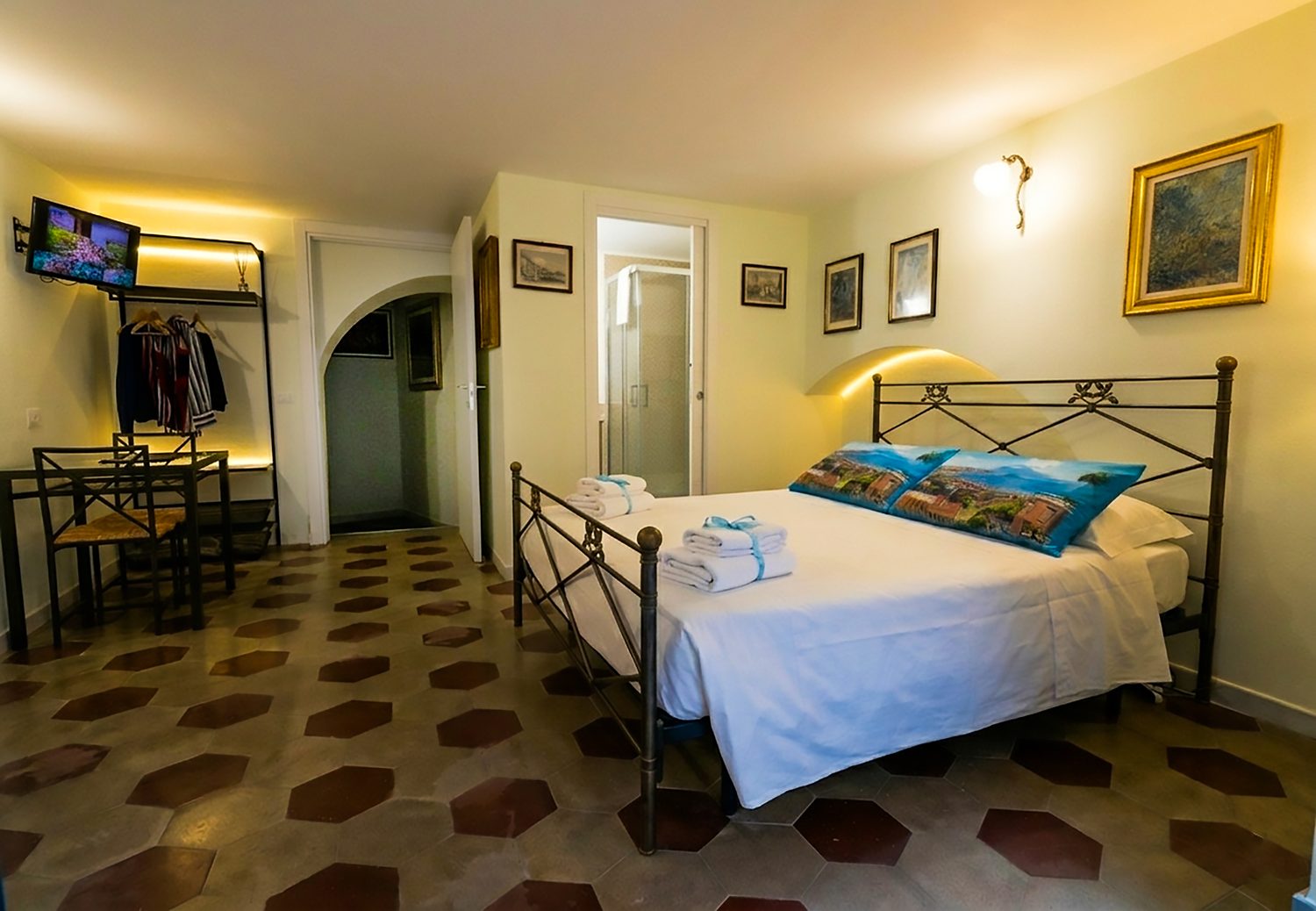 Camera in cotto — House Casarella, Napoli